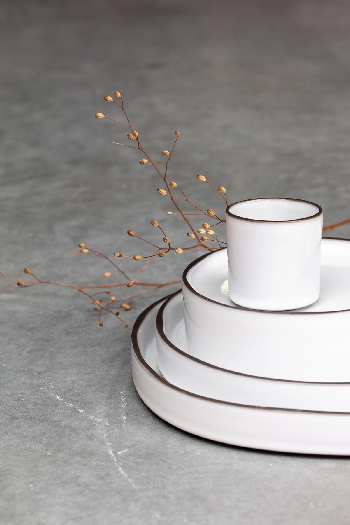 Eleganter Dessertteller Caractère von Revol, Ø15cm in warmem Tonka-Braun, ideal für die ansprechende Präsentation von süßen Köstlichkeiten.