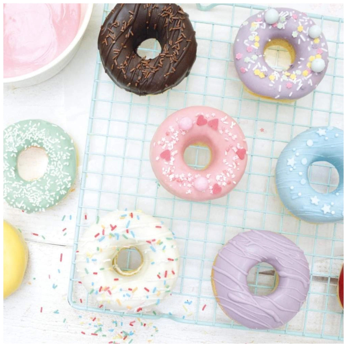 6er Silikonbackform Donuts in Pink präsentiert im Onlineshop von KAQTU Design AG. Backform / Backblech ist von Scrap Cooking