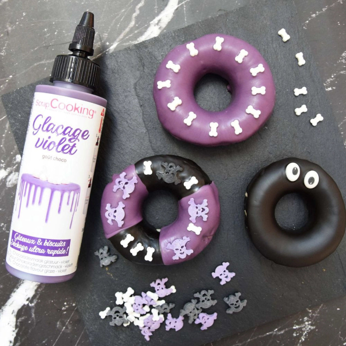Schokoladengeschmacksglasur Drip Cake, schwarz 130g in Schwarz präsentiert im Onlineshop von KAQTU Design AG. Zutaten ist von Scrap Cooking