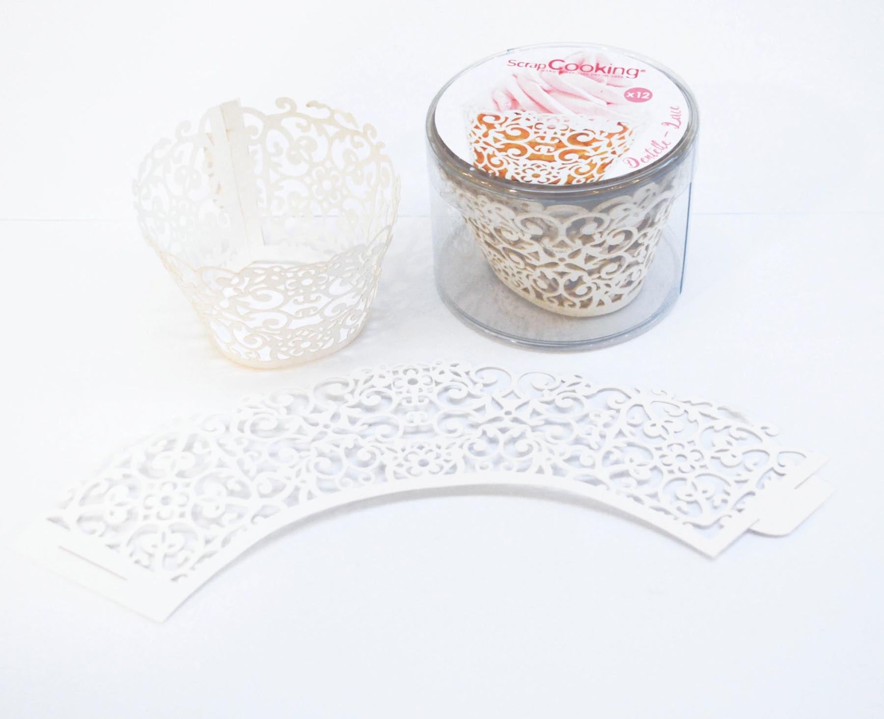 12 Stk. Cupcake-Wrappers Arabesk in Weiss präsentiert im Onlineshop von KAQTU Design AG. Küchenhelfer ist von Scrap Cooking