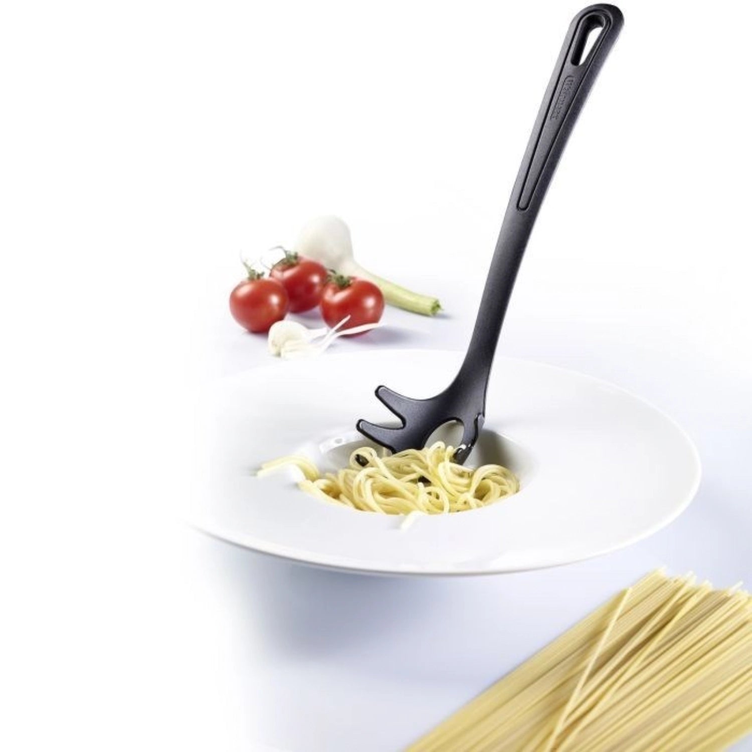 Spaghettilöffel Gentle Plus von Westmark, ergonomisch geformt, ideal zum Servieren von Pasta, mit elegantem Design und praktischer Handhabung.