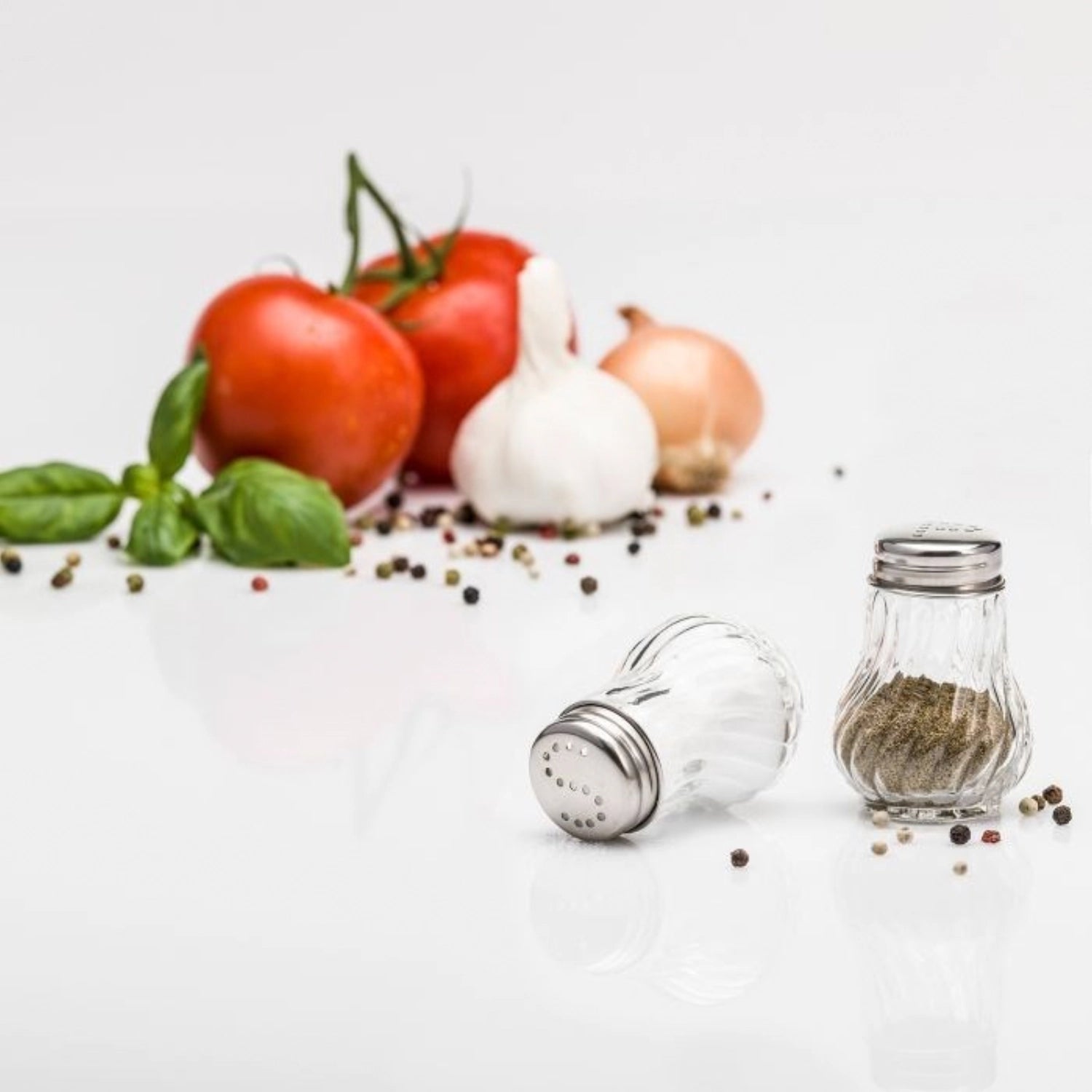Elegantes 2-teiliges Salz- und Pfefferstreuer-Set von Westmark, ideal für geschmackvolle Tischgestaltung und praktische Nutzung in der Küche.