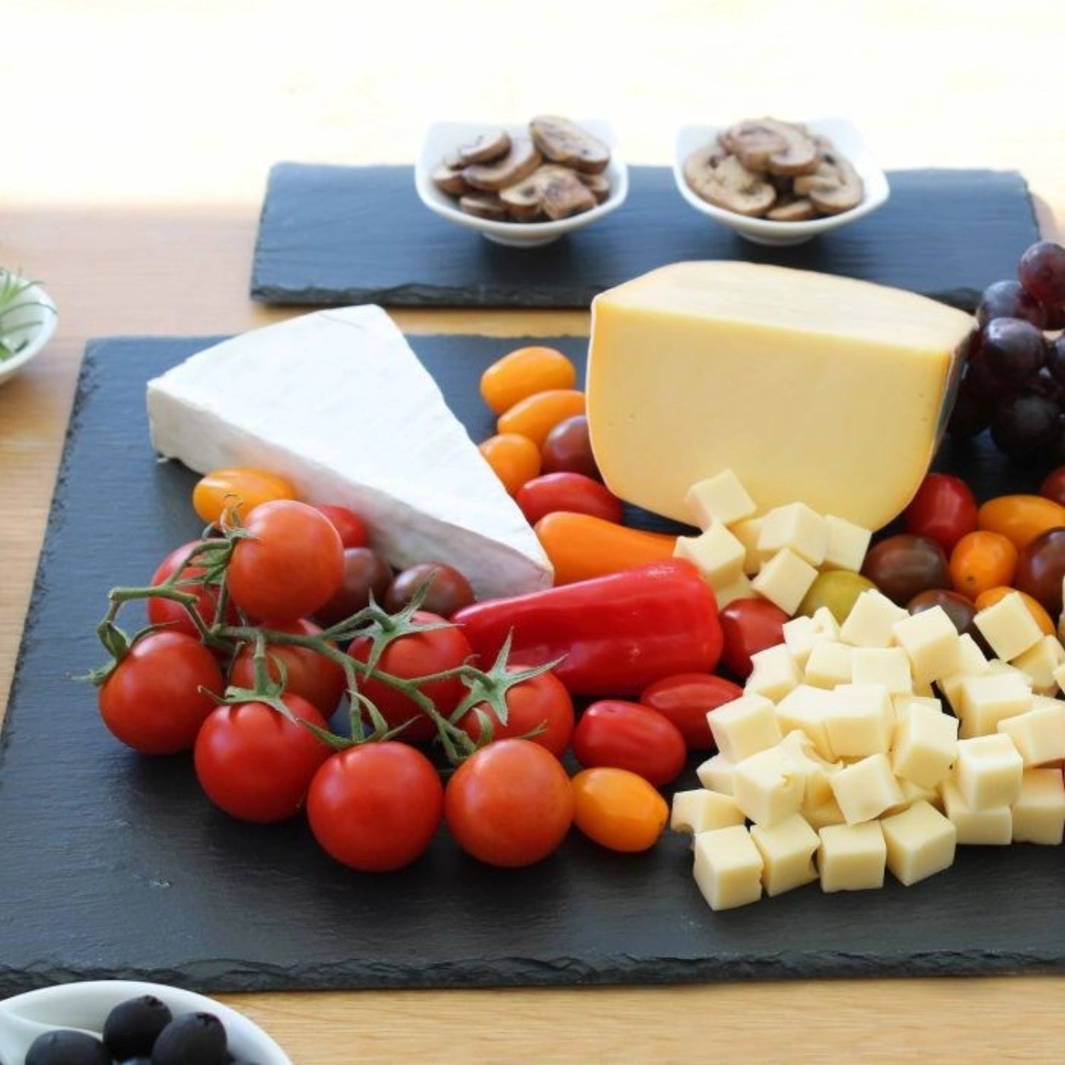 Elegante Naturschieferplatte für Tapas und Snacks, GN 1/2, ideal zum Servieren und Präsentieren von Köstlichkeiten.