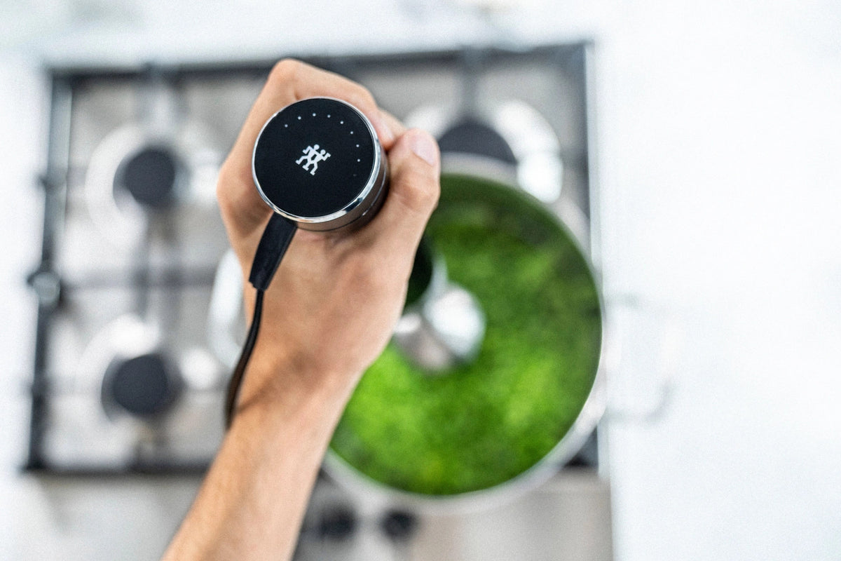Enfinigy Stabmixer inkl. Becher u Vakuumdeckel in Schwarz präsentiert im Onlineshop von KAQTU Design AG. Küchengerät ist von Zwilling Kitchen