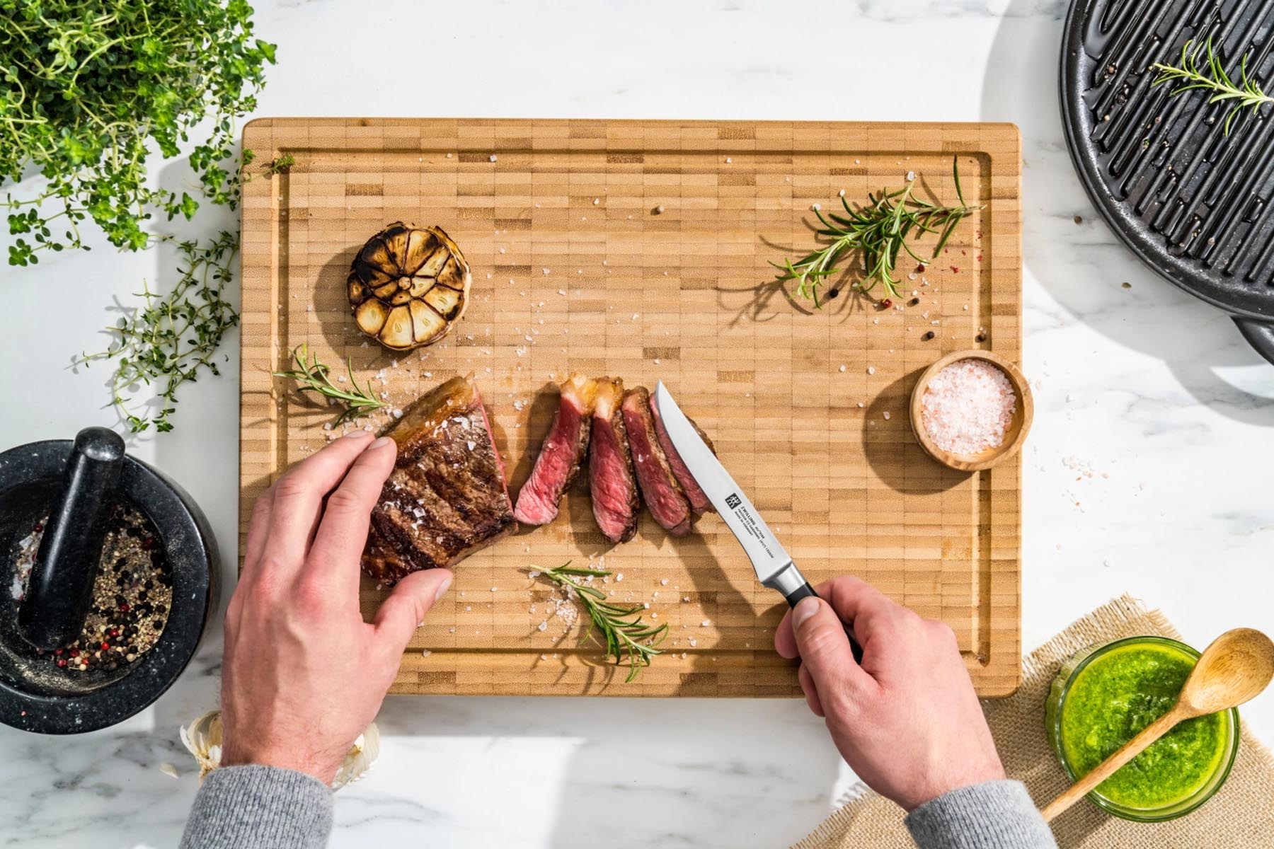 Elegantes All Star Steakmesser 120 in Weiß von Zwilling, ideal für perfekte Steakgenüsse. Hochwertige Verarbeitung und modernes Design.