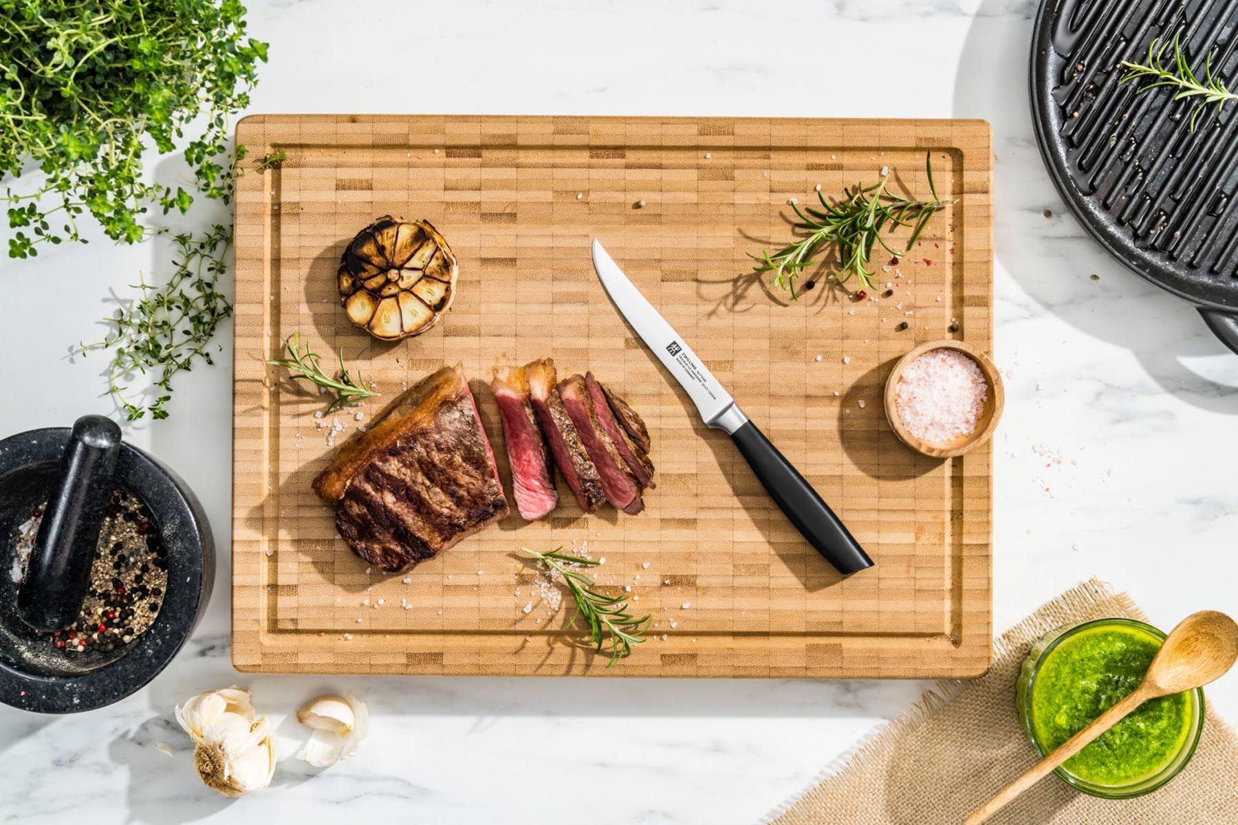Hochwertiges Steakmesser All Star 120 in elegantem Weiß von Zwilling, perfekt für Steakliebhaber und stilvolle Tischgedecke.