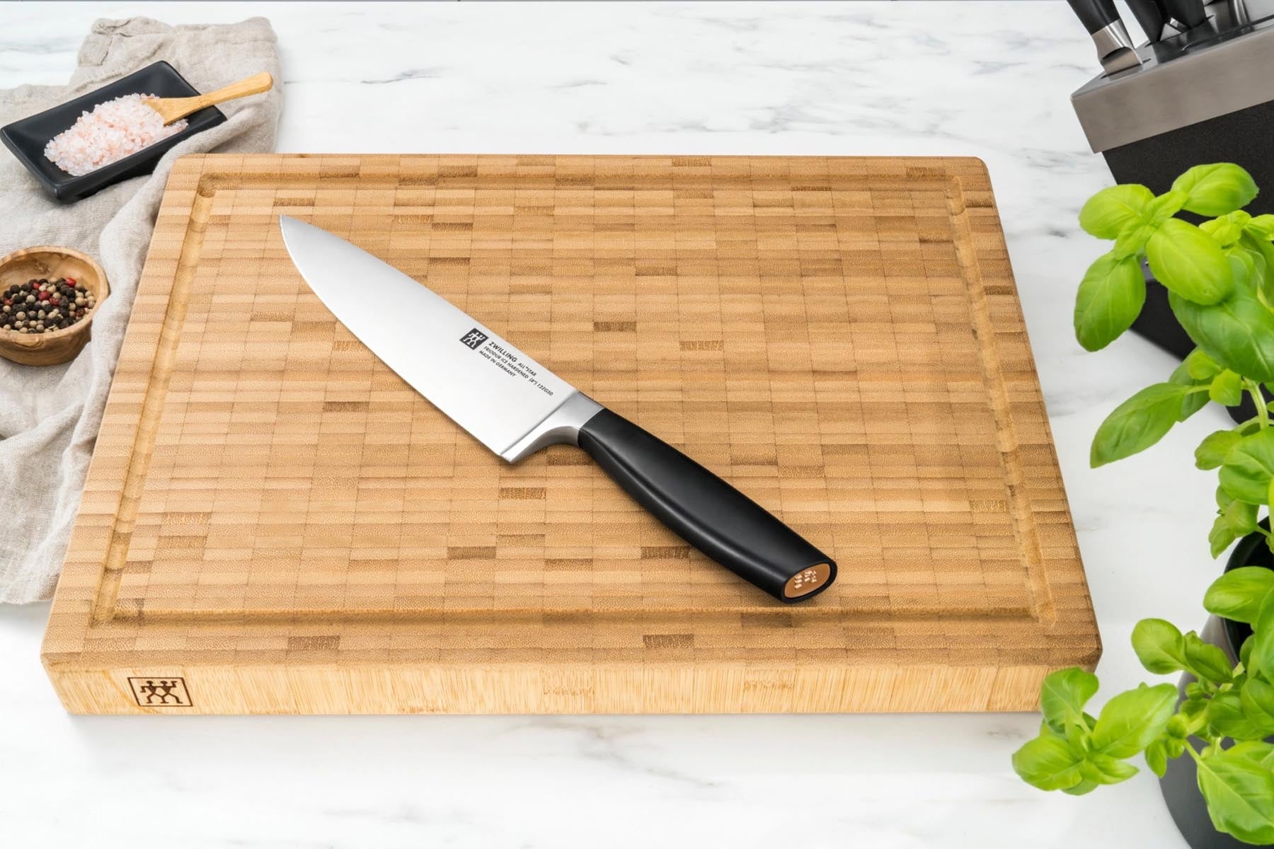 Hochwertiges Zwilling All Star Kochmesser 200 in strahlendem Weiß, perfekt für präzise Schneidarbeiten und stilvolles Kochen.