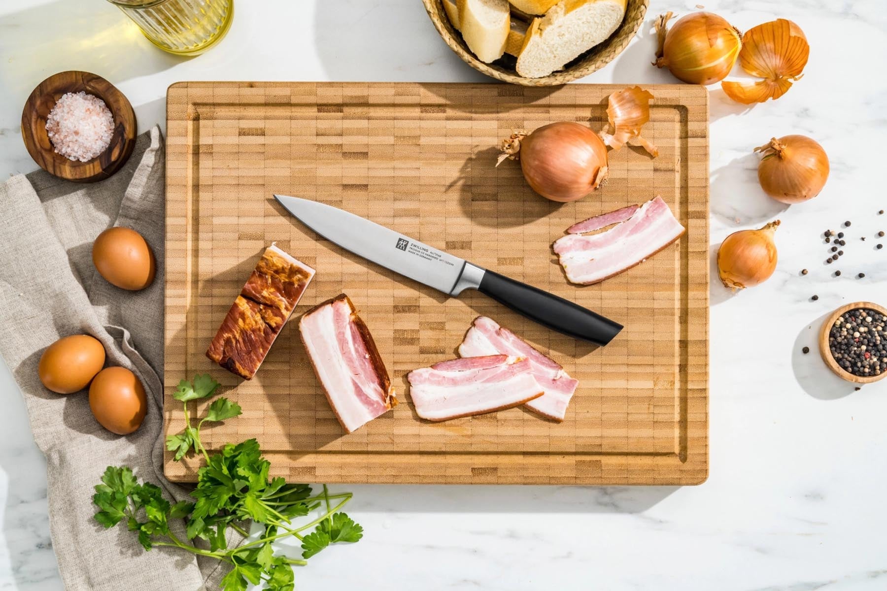 Hochwertiges Tranchiermesser in stilvollem rose-gold, perfekt für feine Fleischschnitte, hergestellt von Zwilling.