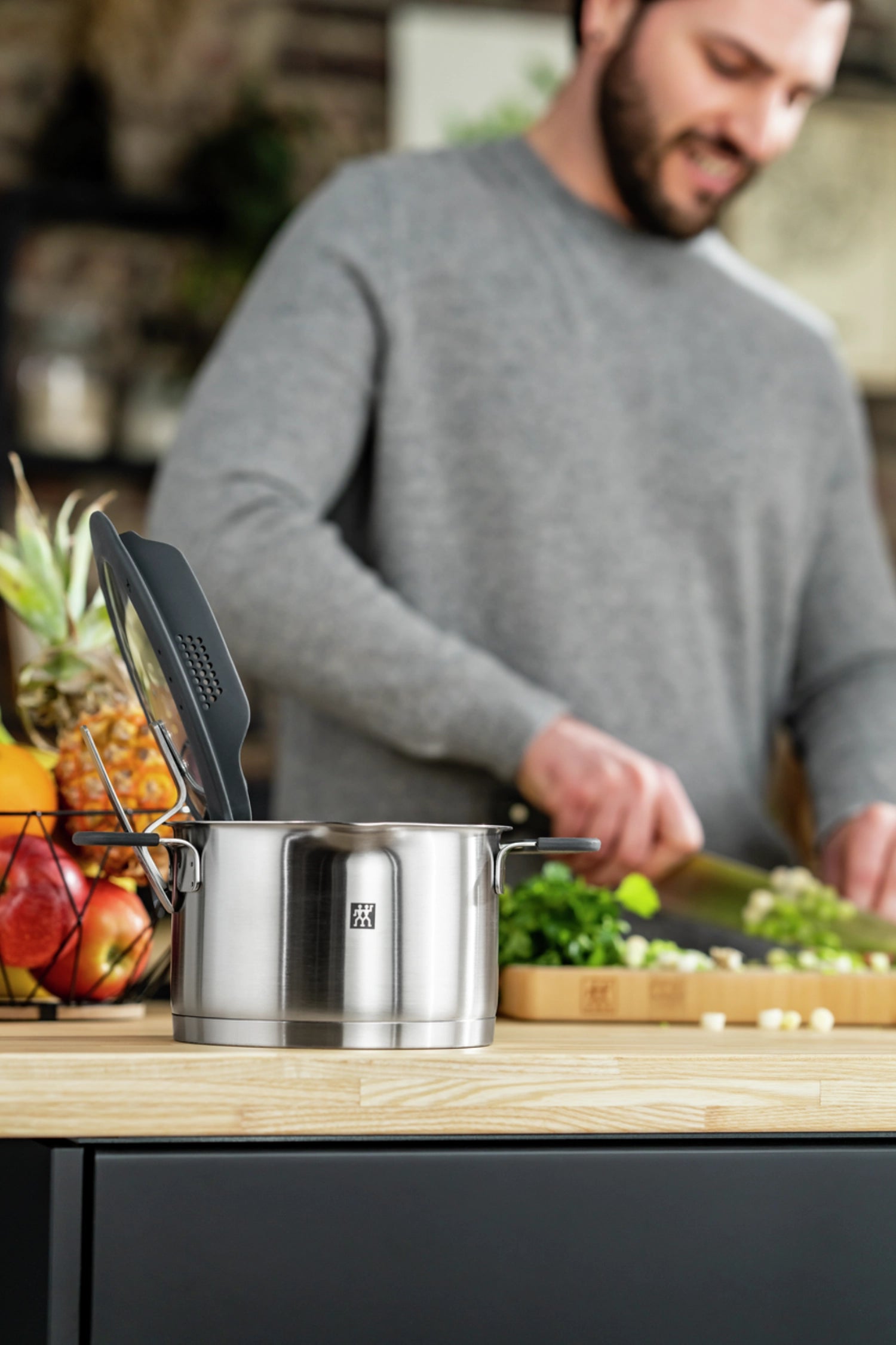Elegantes 4-teiliges Kochgeschirr-Set von Zwilling Simplify, ideal für vielseitiges Kochen und stilvolles Servieren in der modernen Küche.