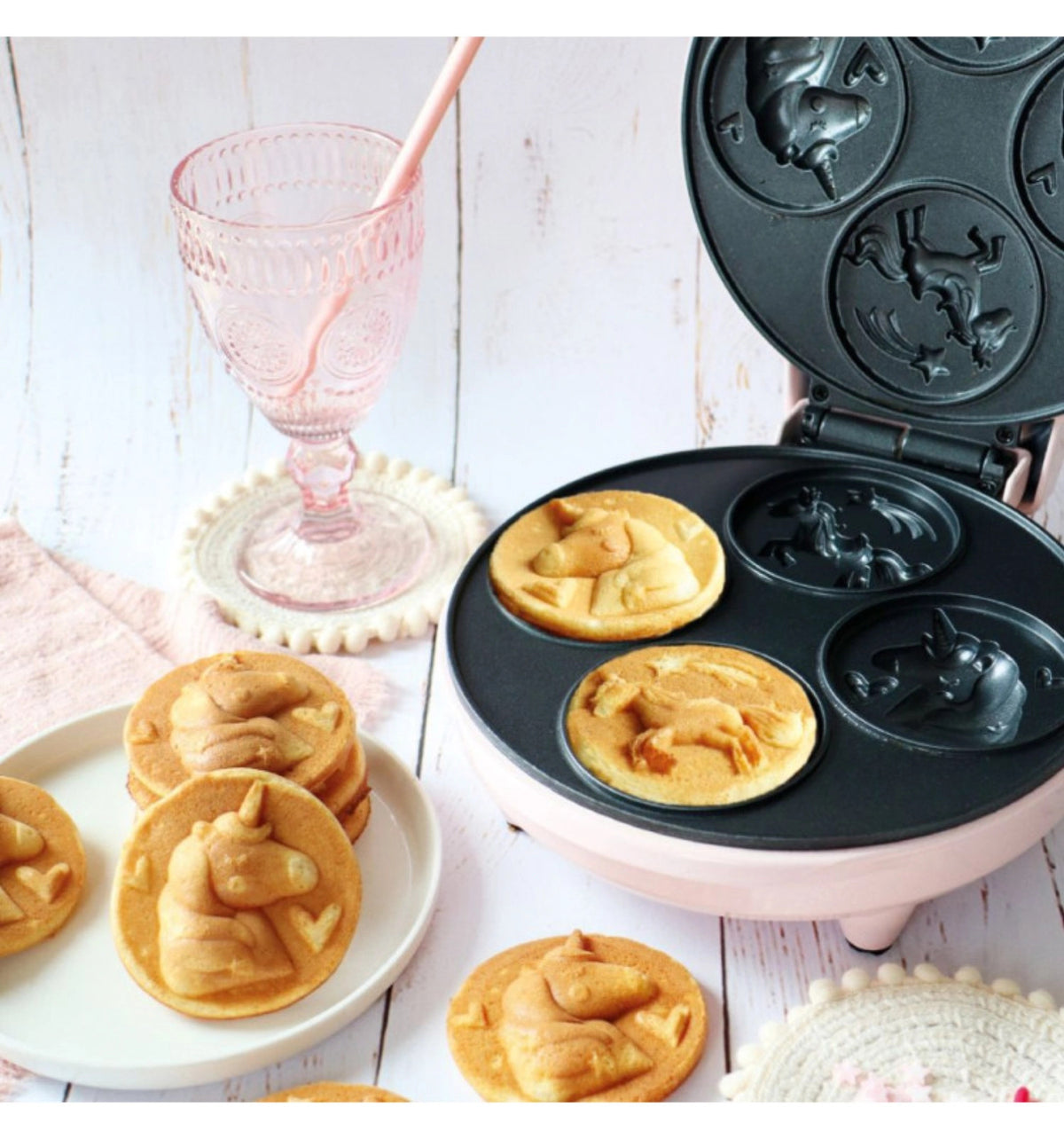Unicorn Waffle Factory in Rot präsentiert im Onlineshop von KAQTU Design AG. Küchengerät ist von Scrap Cooking