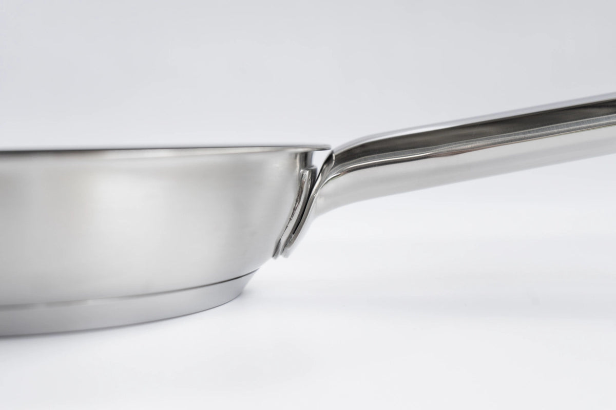 Resto 3 Duraslide Bratpfanne 24cm in Silber präsentiert im Onlineshop von KAQTU Design AG. Bratpfanne ist von Demeyere