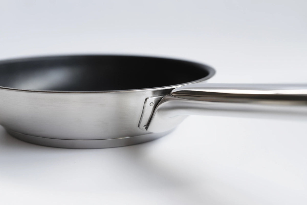 Resto 3 Duraslide Bratpfanne 26cm in Silber präsentiert im Onlineshop von KAQTU Design AG. Bratpfanne ist von Demeyere