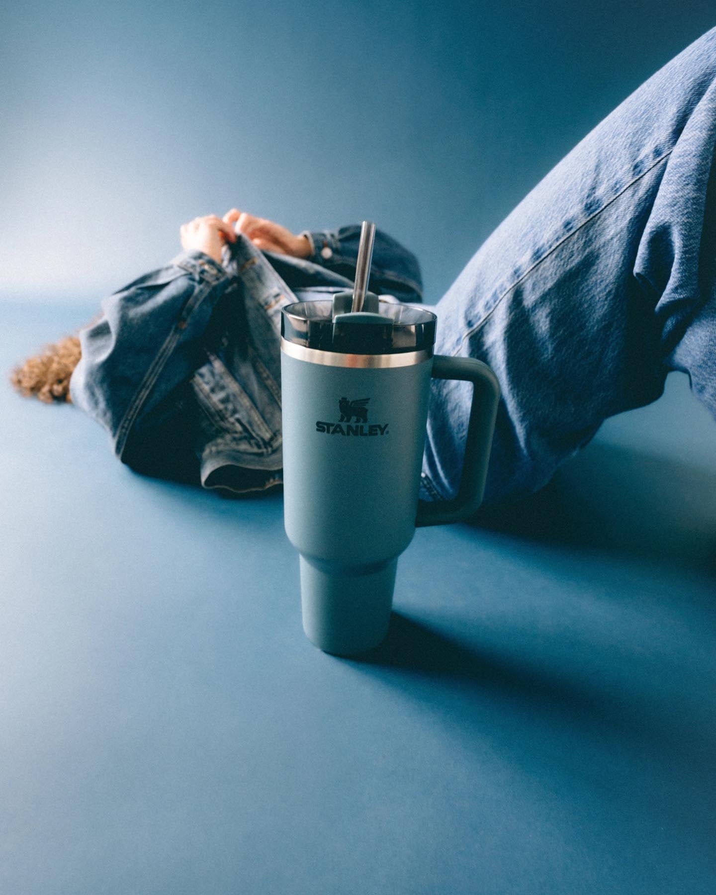 Moderne Stanley Quencher FlowState Thermosflasche in der Farbe Blue Spruce, perfekt für unterwegs und hält Getränke lange heiß oder kalt.