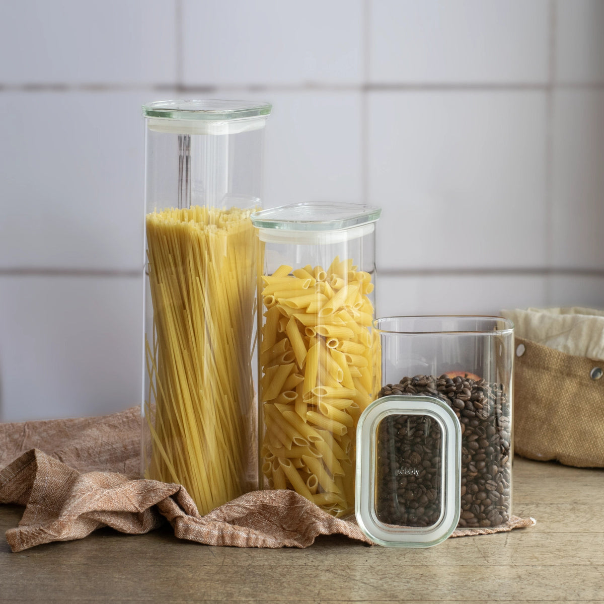 Vorratsglas mit Glasdeckel 2.6l 12.5x8.5x35.5cm in Transparent präsentiert im Onlineshop von KAQTU Design AG. Aufbewahrungsbehälter ist von Pebbly