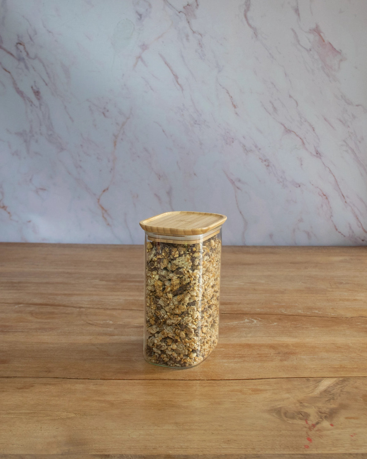 Vorratsglas mit Bambusdeckel 1.2l 12.5x8.5x18cm in Braun präsentiert im Onlineshop von KAQTU Design AG. Aufbewahrungsbehälter ist von Pebbly