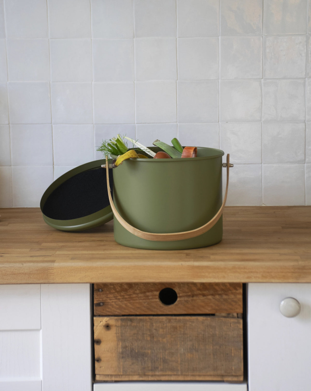 Kompostbehälter 7l Metall olive und Bambus mit Kohlefilter in Grün präsentiert im Onlineshop von KAQTU Design AG. Mülleimer ist von Pebbly