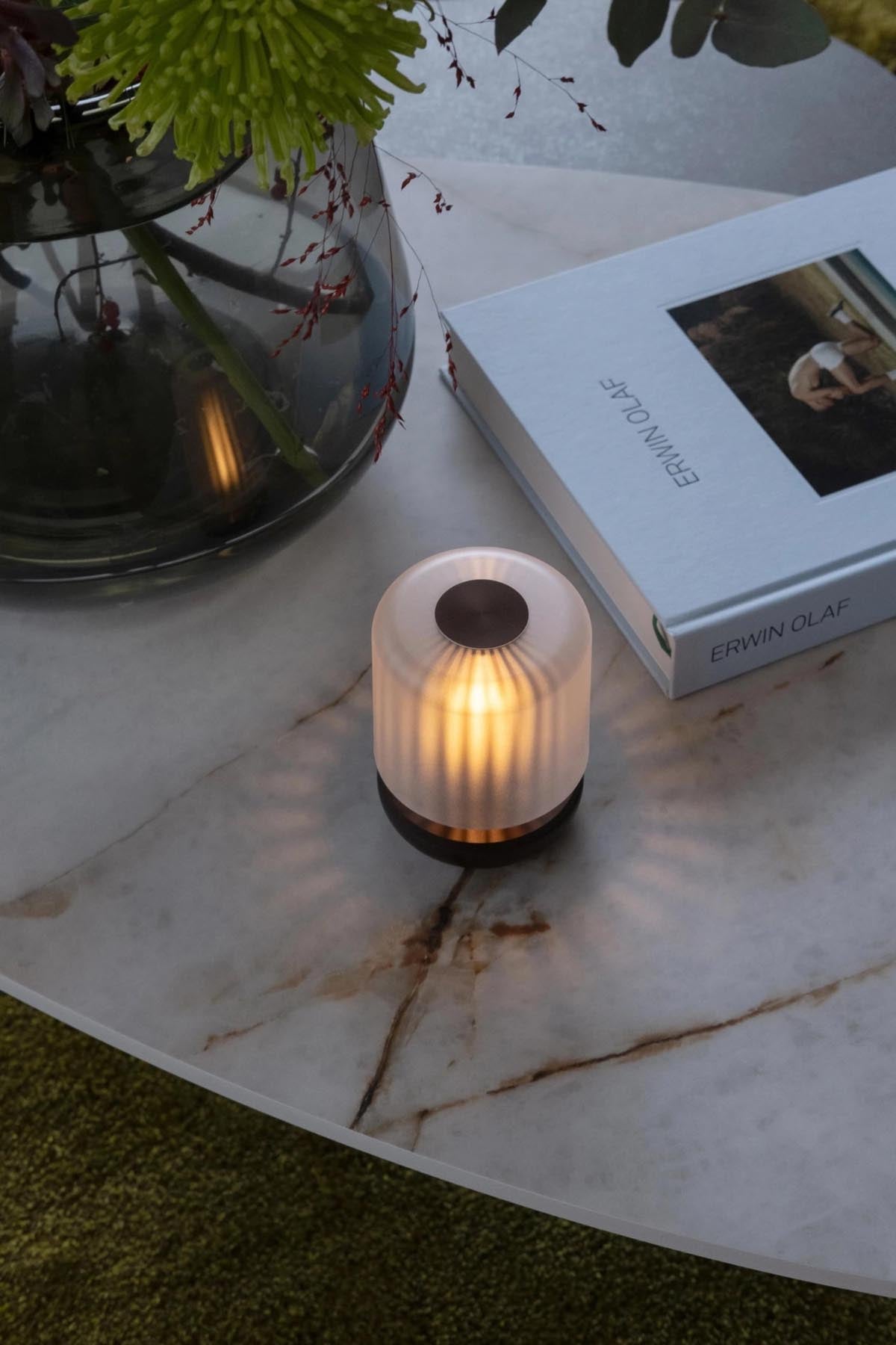 Firefly Tischlampe frosted 11.8x8.6cm bronze in Braun präsentiert im Onlineshop von KAQTU Design AG. Tischleuchte ist von Humble Light