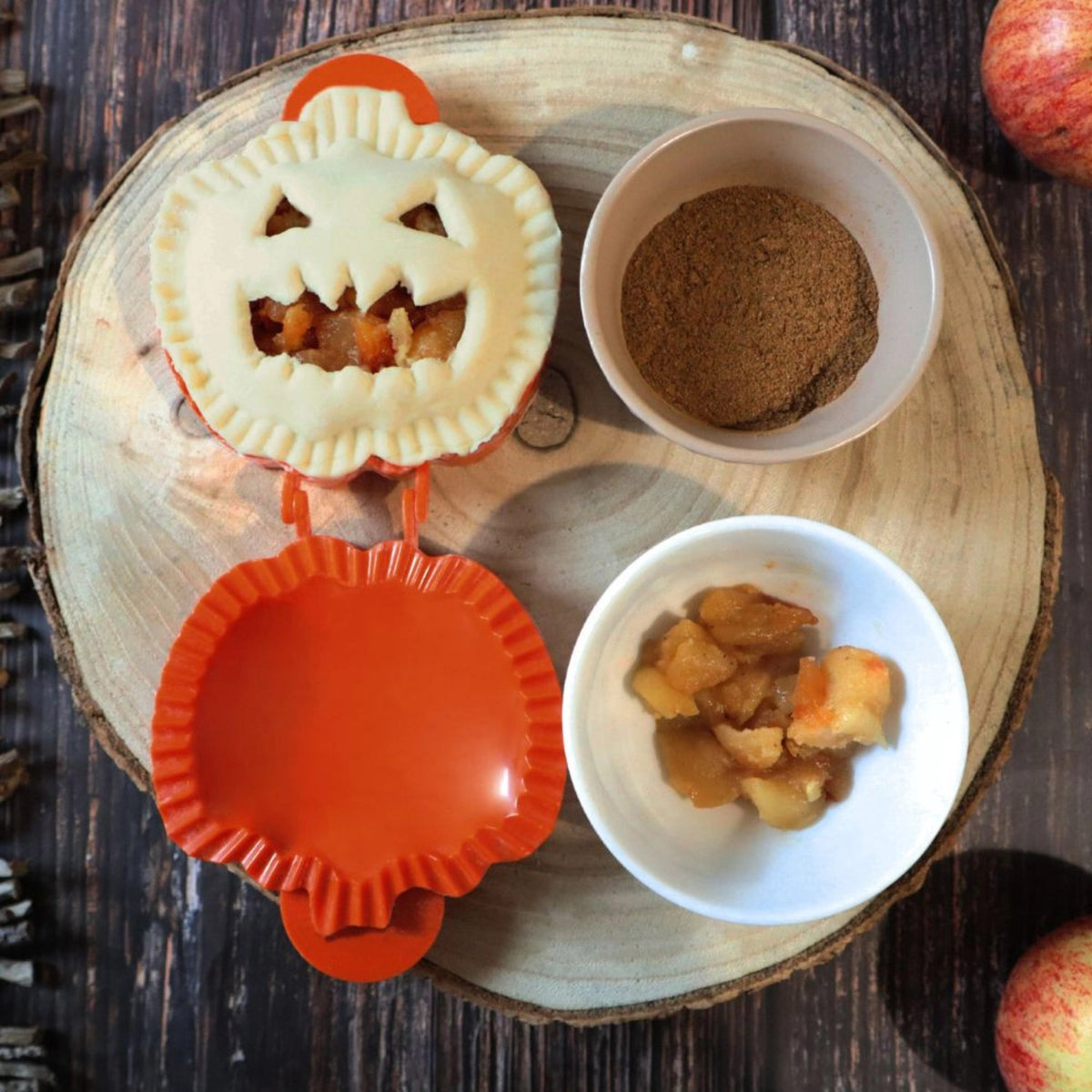 Teigformer Halloween Geisterkürbis in Orange präsentiert im Onlineshop von KAQTU Design AG. Backform / Backblech ist von Scrap Cooking