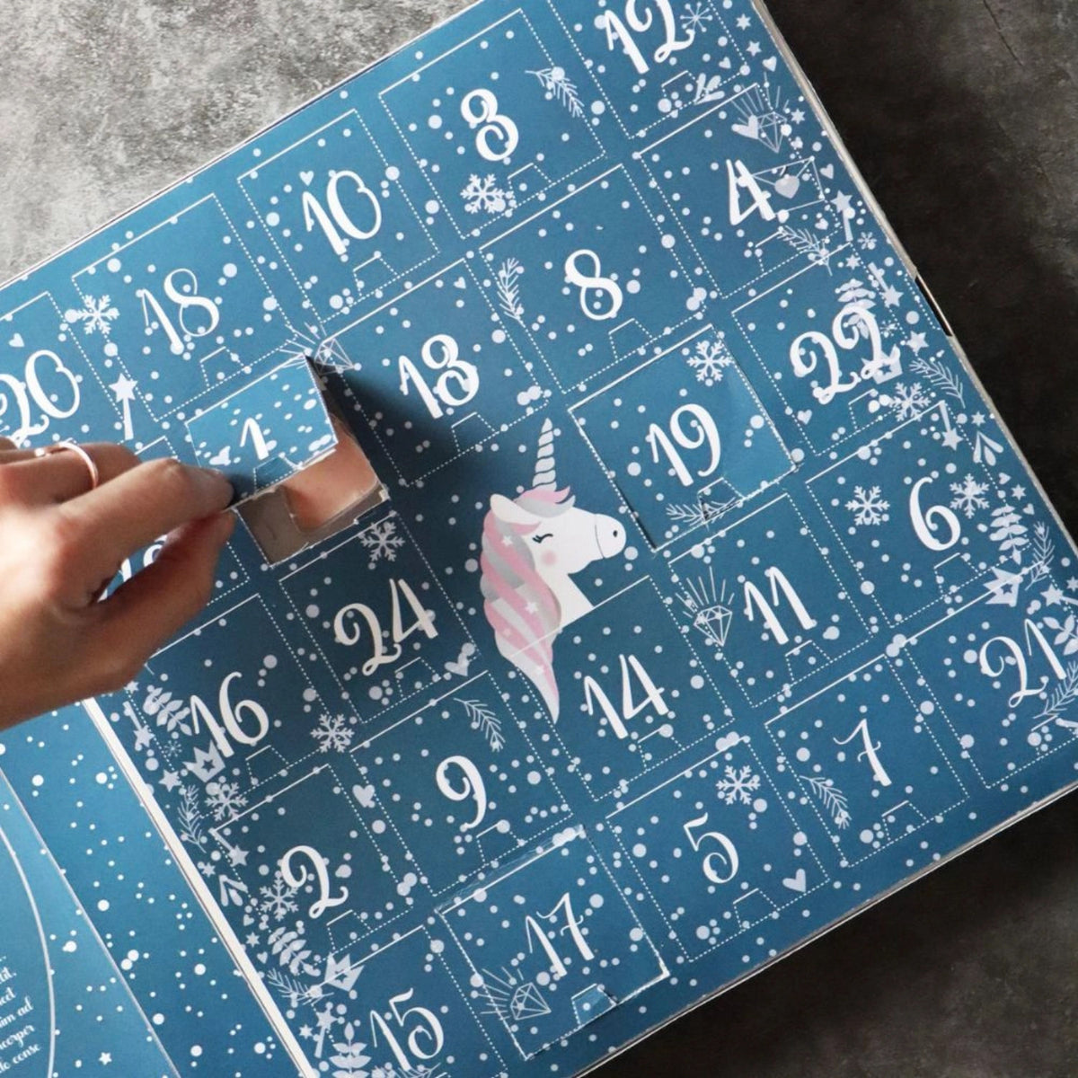 Adventskalender mit Schokogiessformen Einhorn in Blau präsentiert im Onlineshop von KAQTU Design AG. Backutensilien ist von Scrap Cooking