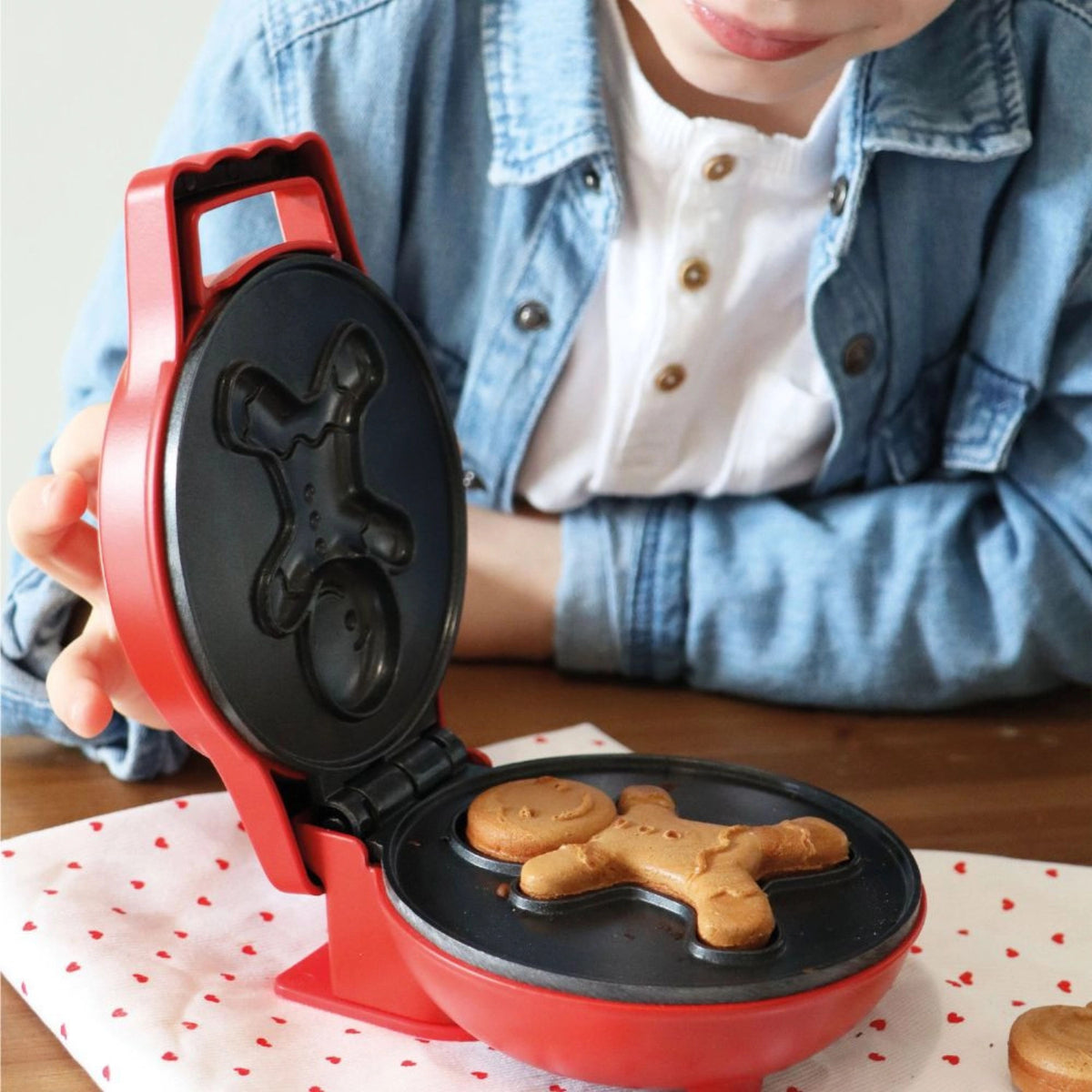Waffeleisen Mini Factory Lebkuchenmann in Rot präsentiert im Onlineshop von KAQTU Design AG. Küchengerät ist von Scrap Cooking
