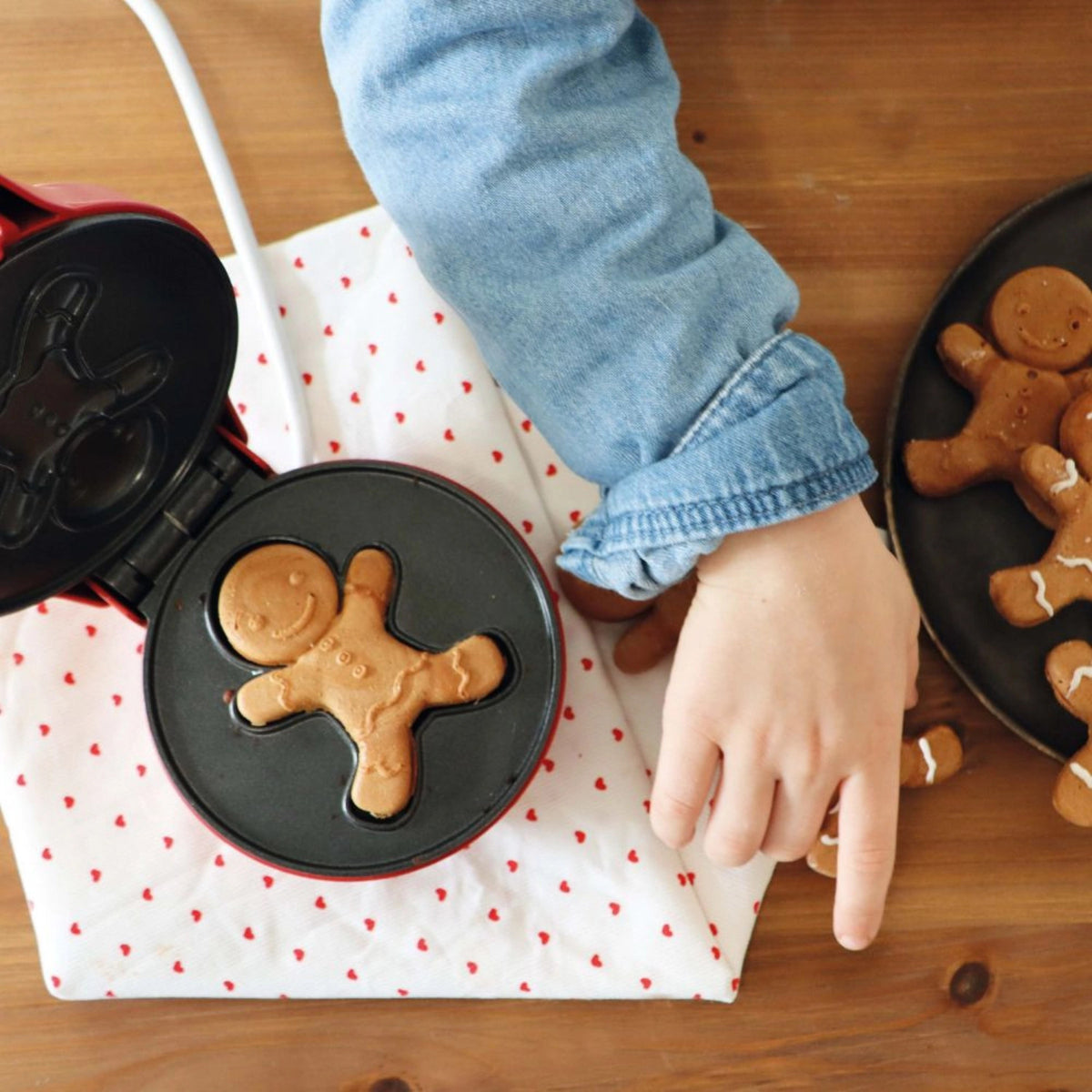 Waffeleisen Mini Factory Lebkuchenmann in Rot präsentiert im Onlineshop von KAQTU Design AG. Küchengerät ist von Scrap Cooking
