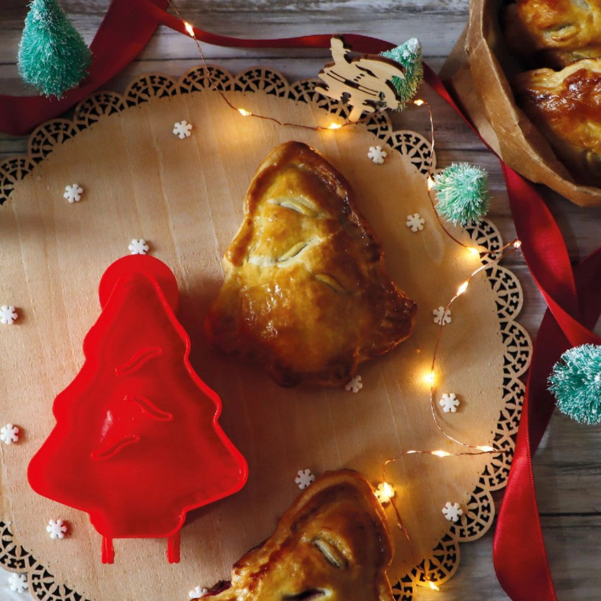 Teigformer Weihnachten Tannenbaum in Rot präsentiert im Onlineshop von KAQTU Design AG. Backform / Backblech ist von Scrap Cooking