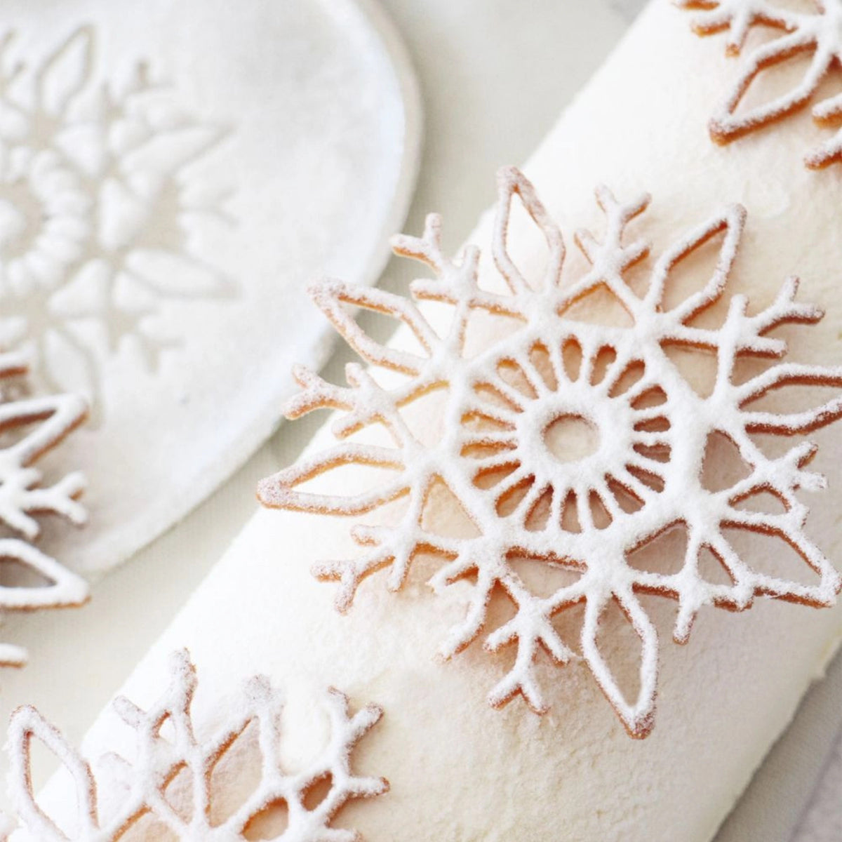 Backform für Kuchentopper Weihnachten Schneeflocken in Weiss präsentiert im Onlineshop von KAQTU Design AG. Backform / Backblech ist von Scrap Cooking