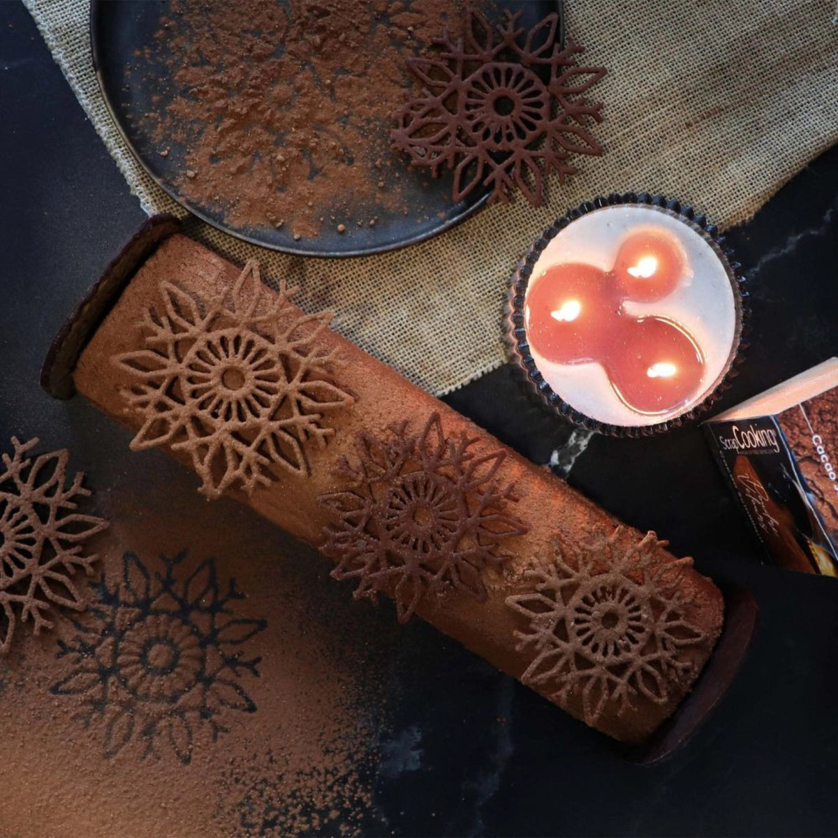 Backform für Kuchentopper Weihnachten Schneeflocken in Weiss präsentiert im Onlineshop von KAQTU Design AG. Backform / Backblech ist von Scrap Cooking
