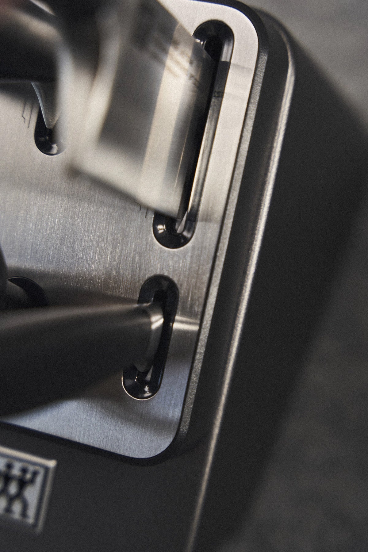 7tlg. All Star Selbstschärfender Messerblock silber in Grau präsentiert im Onlineshop von KAQTU Design AG. Messerblock ist von Zwilling