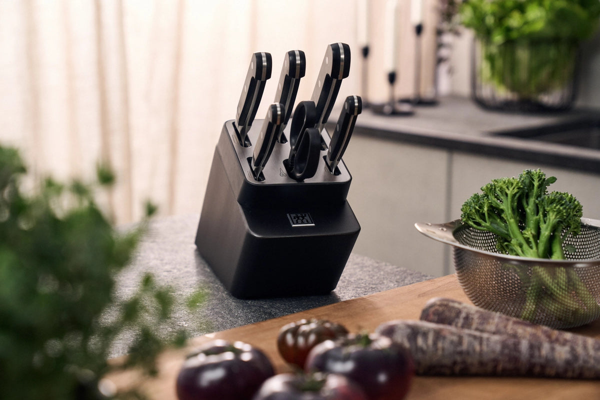 7tlg. Pro Selbstschärfender Messerblock in Grau präsentiert im Onlineshop von KAQTU Design AG. Messerblock ist von Zwilling