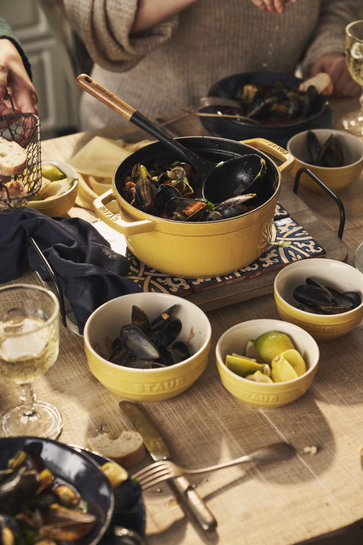 Cocotte 24cm, rund, Citron, Gusseisen 3.7l in Gelb präsentiert im Onlineshop von KAQTU Design AG. ist von Staub