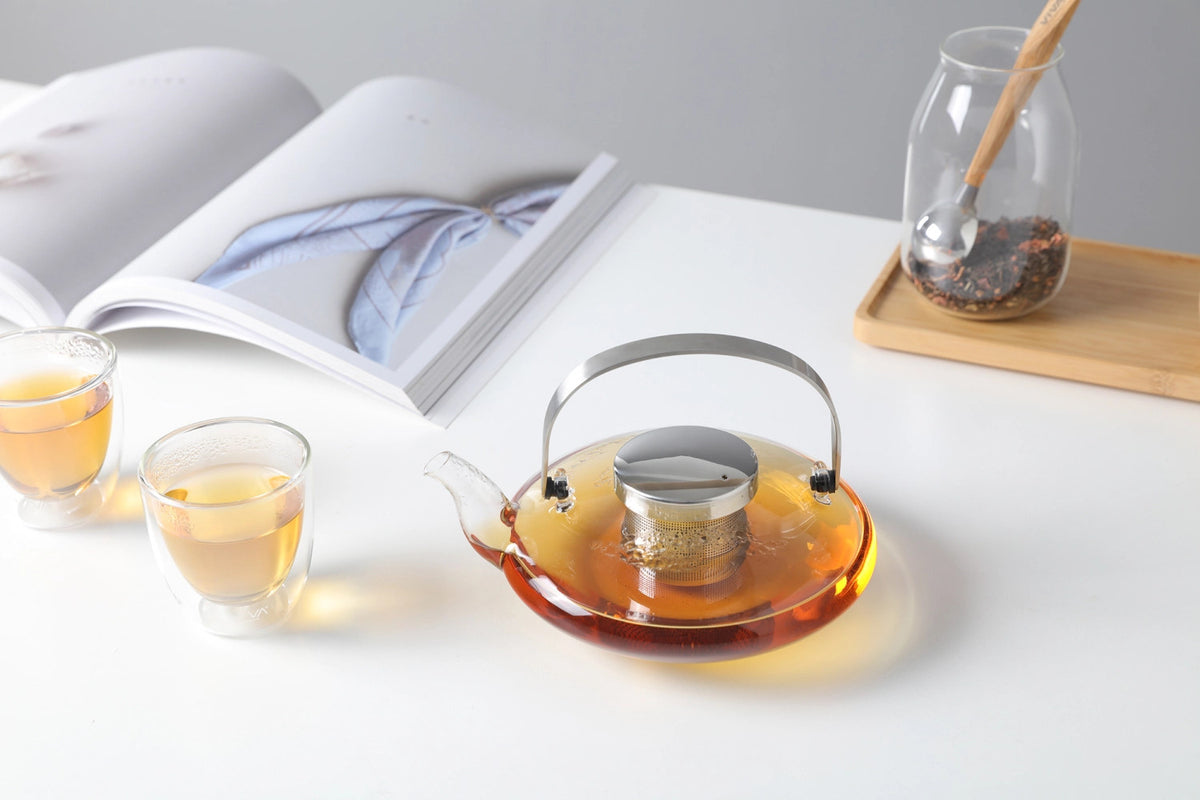 Infusion Leaf Teekrug 0.55l Glas in Transparent präsentiert im Onlineshop von KAQTU Design AG. Krug ist von Viva