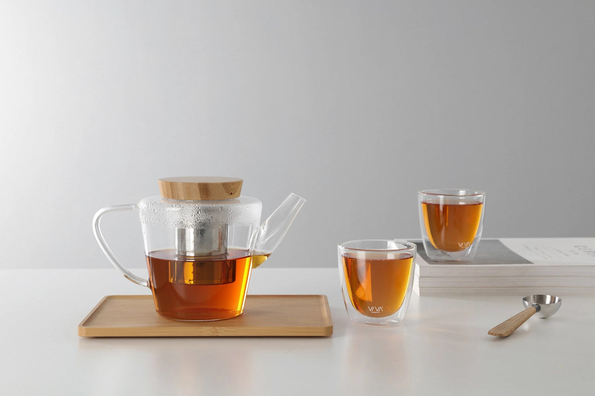 Infusion Teekrug mit Holzdeckel 1l Borosilikat in Weiss präsentiert im Onlineshop von KAQTU Design AG. Krug ist von Viva