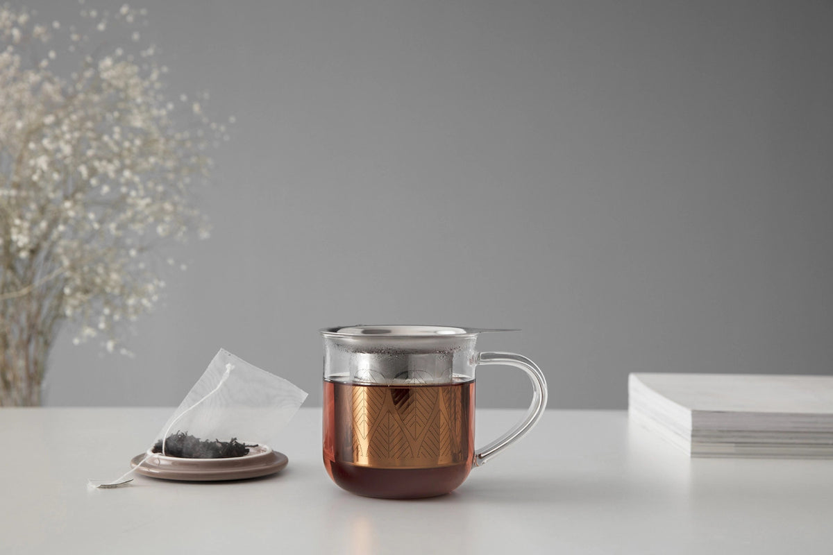 Minima Eva Teetasse mit Infuser 400ml Borosilikat braun in Braun präsentiert im Onlineshop von KAQTU Design AG. Tasse ist von Viva