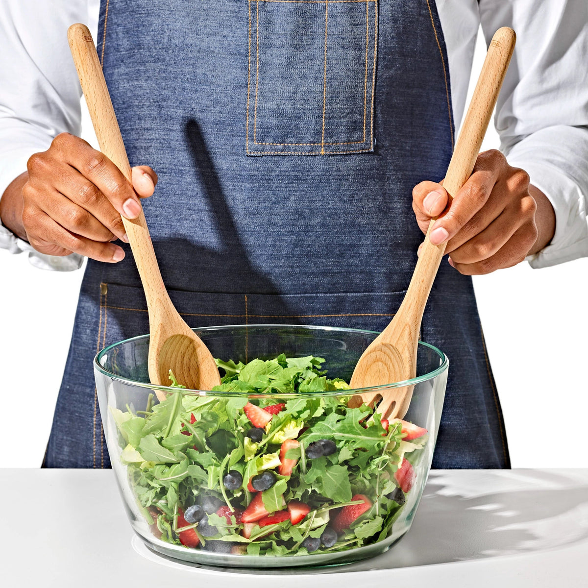 Good Grips Salatservier Set 2tlg. Holz 15.6cm in Braun präsentiert im Onlineshop von KAQTU Design AG. Küchenhelfer ist von OXO