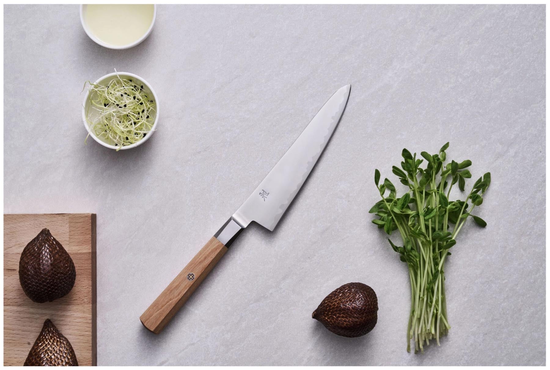 Elegantes Miyabi Küchenmesser Koya 4000 FC V2 Shotoh 14cm in Beige, ideal für präzises Schneiden und Zubereiten in der Küche.