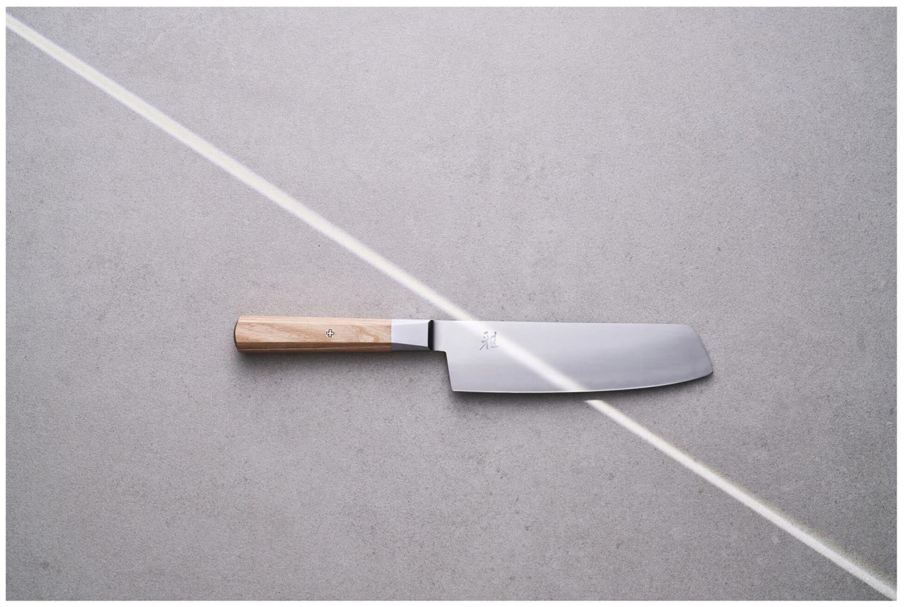 Hochwertiges Nakiri-Messer von Miyabi, 17 cm, perfekt für feine Gemüseschneidetechniken, mit ansprechendem Design in sanften Beigetönen.