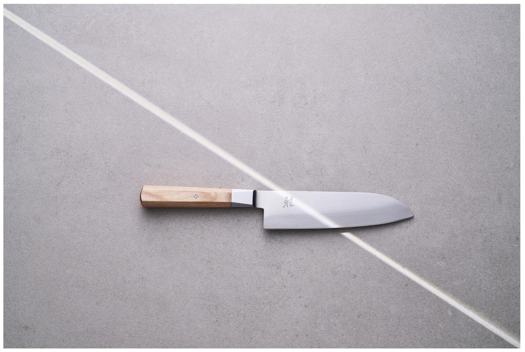 Hochwertiges Santoku-Messer von Miyabi mit 18 cm Klinge, perfekt für vielseitige Schneidetechniken und stilvolles Kochen.