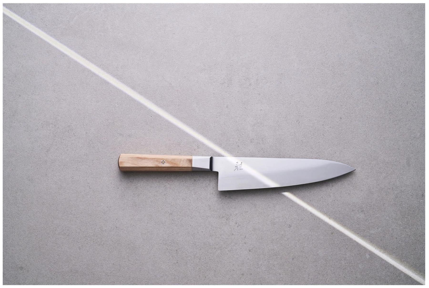 Hochwertiges Gyutoh Küchenmesser Koya 4000 FC V2 mit 20 cm Klinge, in edlem Beige, perfekt für präzise Schneidarbeiten in der Küche.