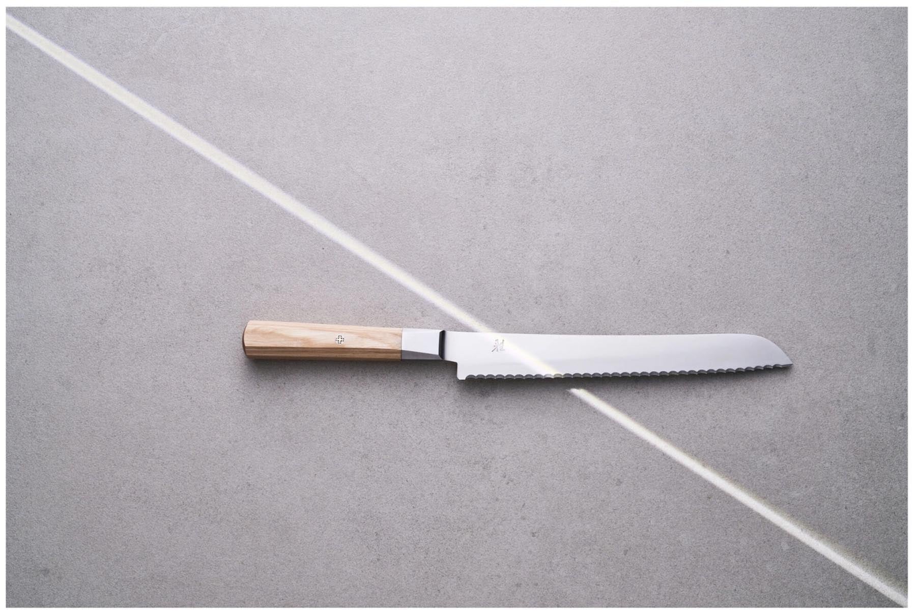 Hochwertiges Brotmesser Koya 4000 FC V2 mit 23 cm Klinge, perfekt für sauberes Schneiden von frischem Brot, vereint Funktionalität und Ästhetik.