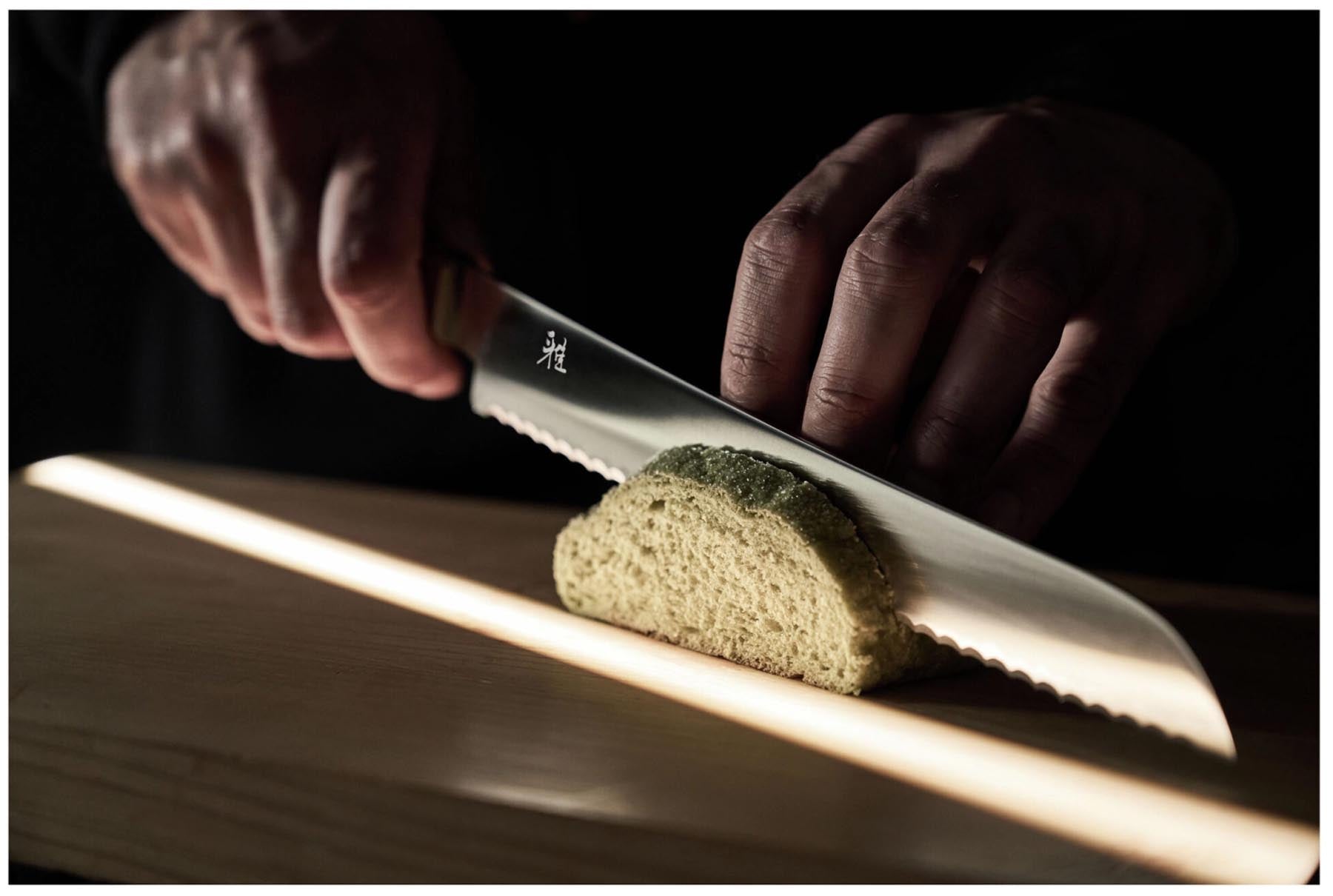 Elegantes Brotmesser Koya 4000 FC V2 mit 23 cm Klinge, ideal für präzises Schneiden von Brot und Brötchen, vereint Stil und Effizienz.