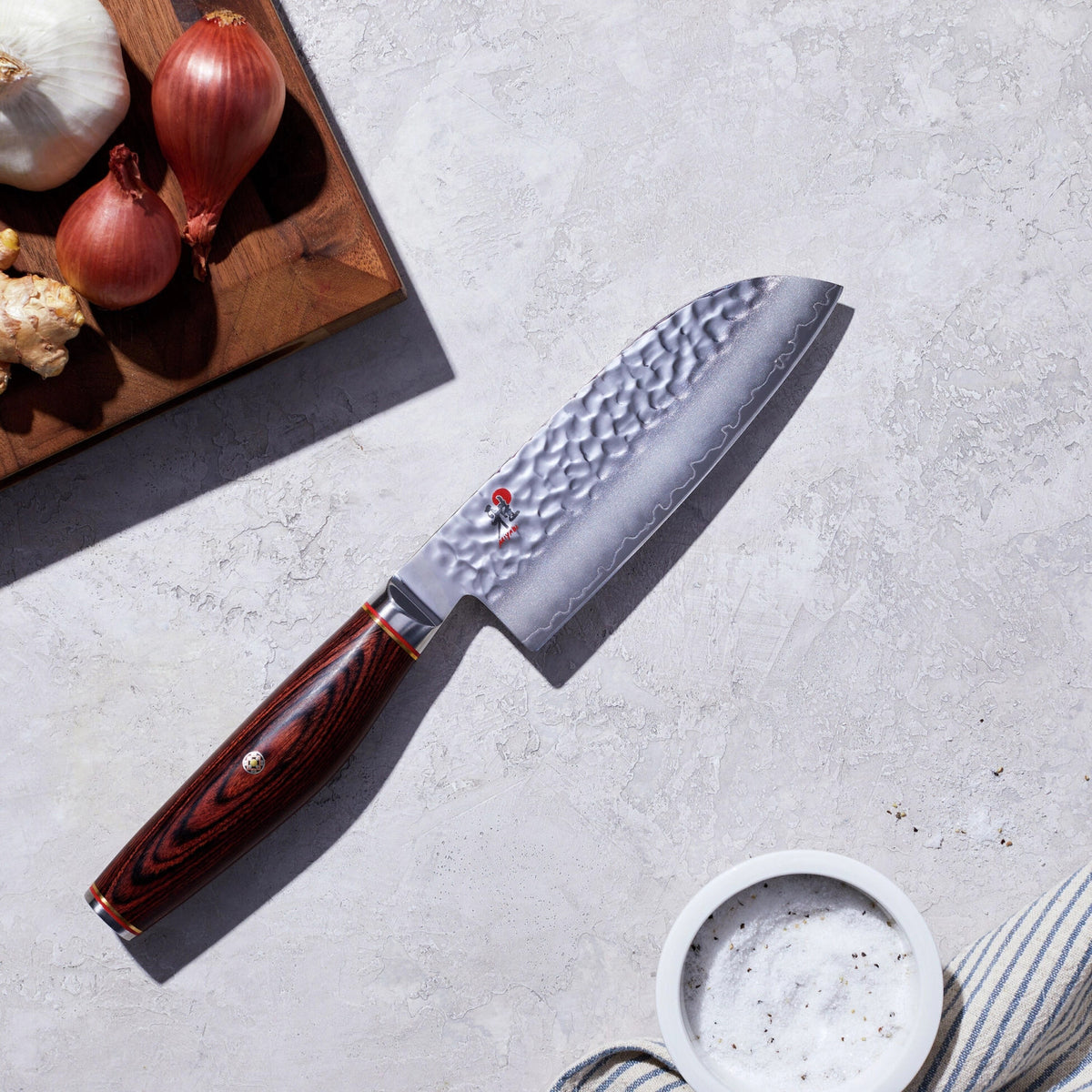 6000 MCT Santoku 14cm in Braun präsentiert im Onlineshop von KAQTU Design AG. Damastmesser ist von Miyabi