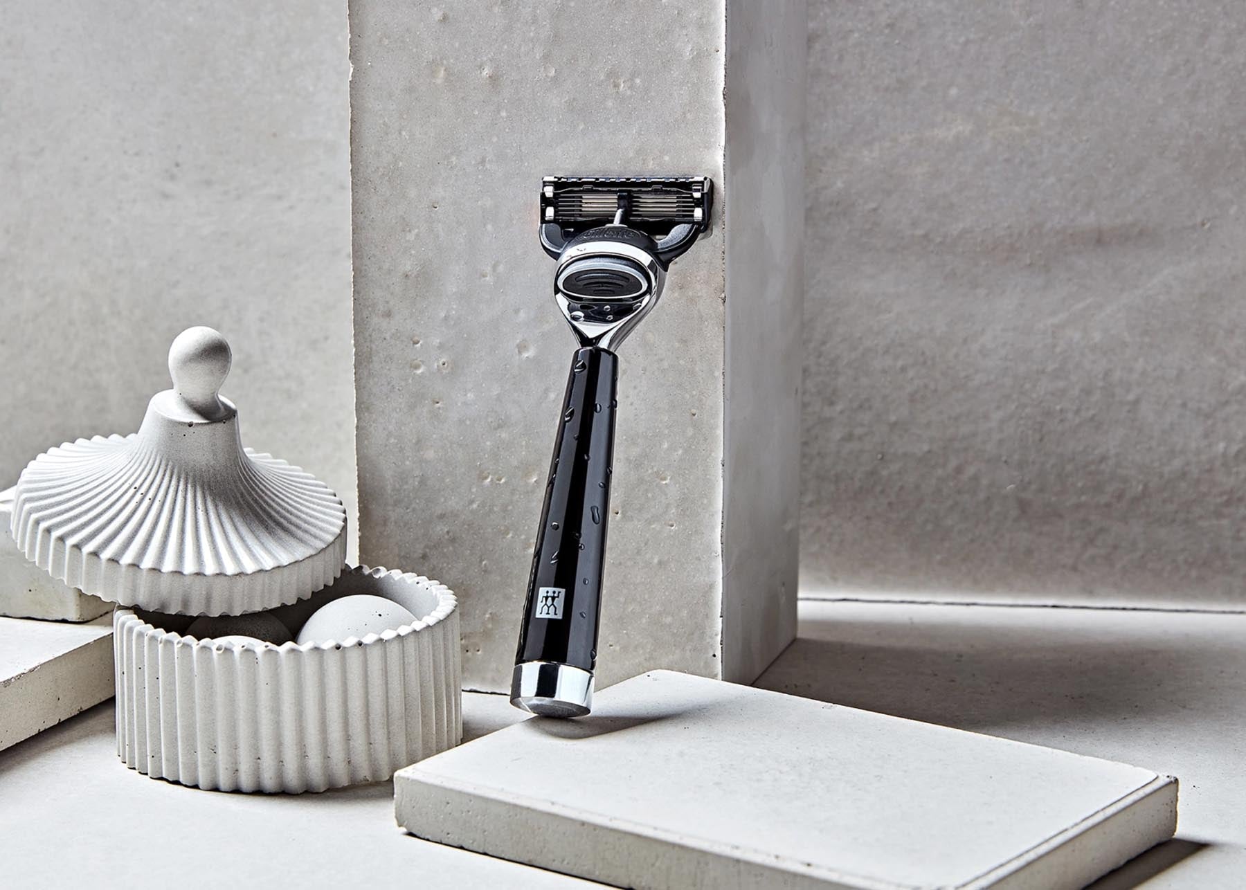 Eleganter schwarzer Classic Rasierer von Zwilling Beauty, ideal für eine präzise und sanfte Rasur. Perfekt für die Körperpflege.