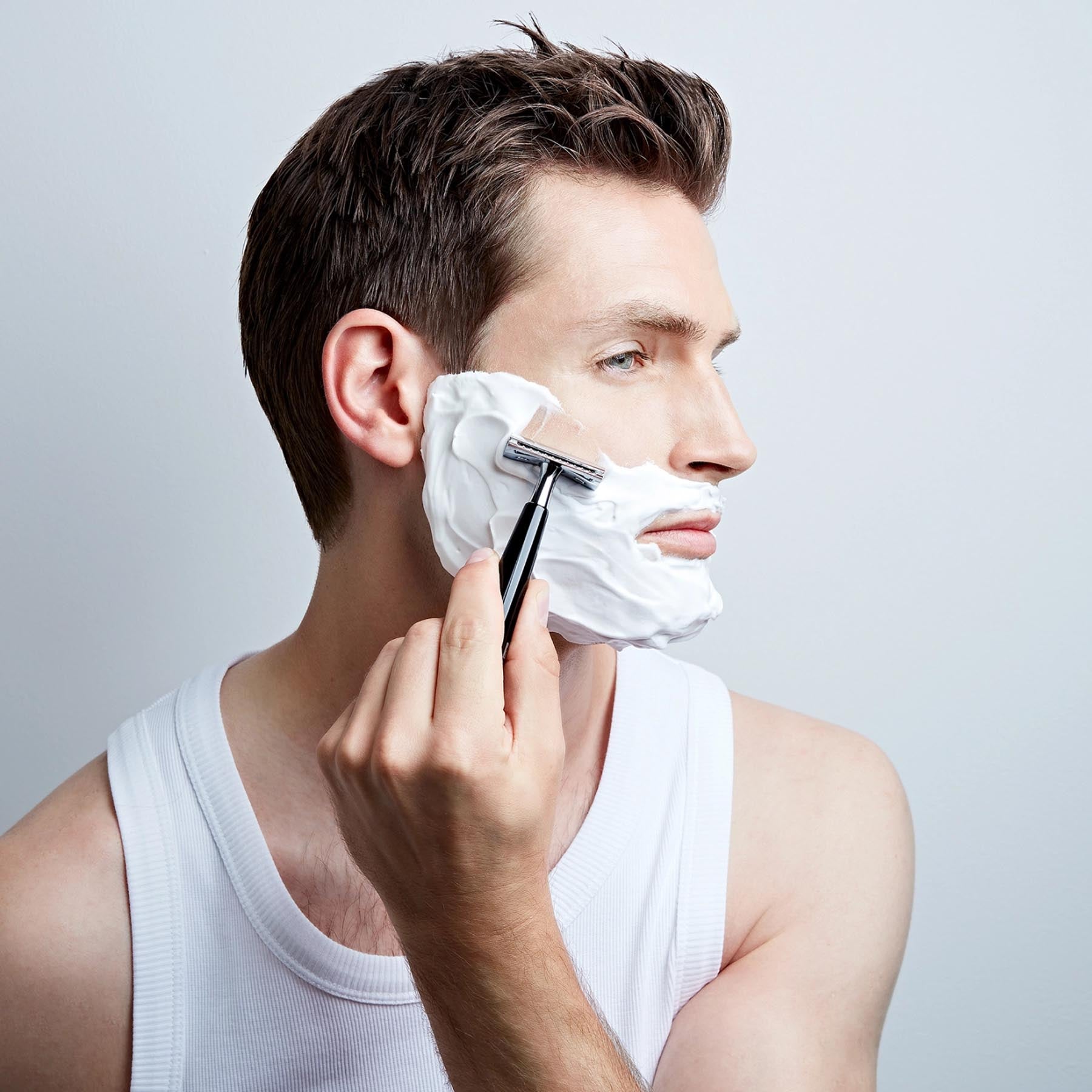 Eleganter Rasierhobel in Schwarz von Zwilling Beauty, ideal für eine präzise Rasur und ein gepflegtes Erscheinungsbild. Perfekt für die tägliche Körperpflege.