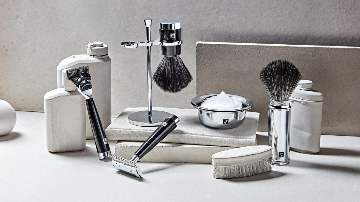 Classic Rasier Set mit Rasierer in Schwarz präsentiert im Onlineshop von KAQTU Design AG. Körperpflege ist von Zwilling Beauty