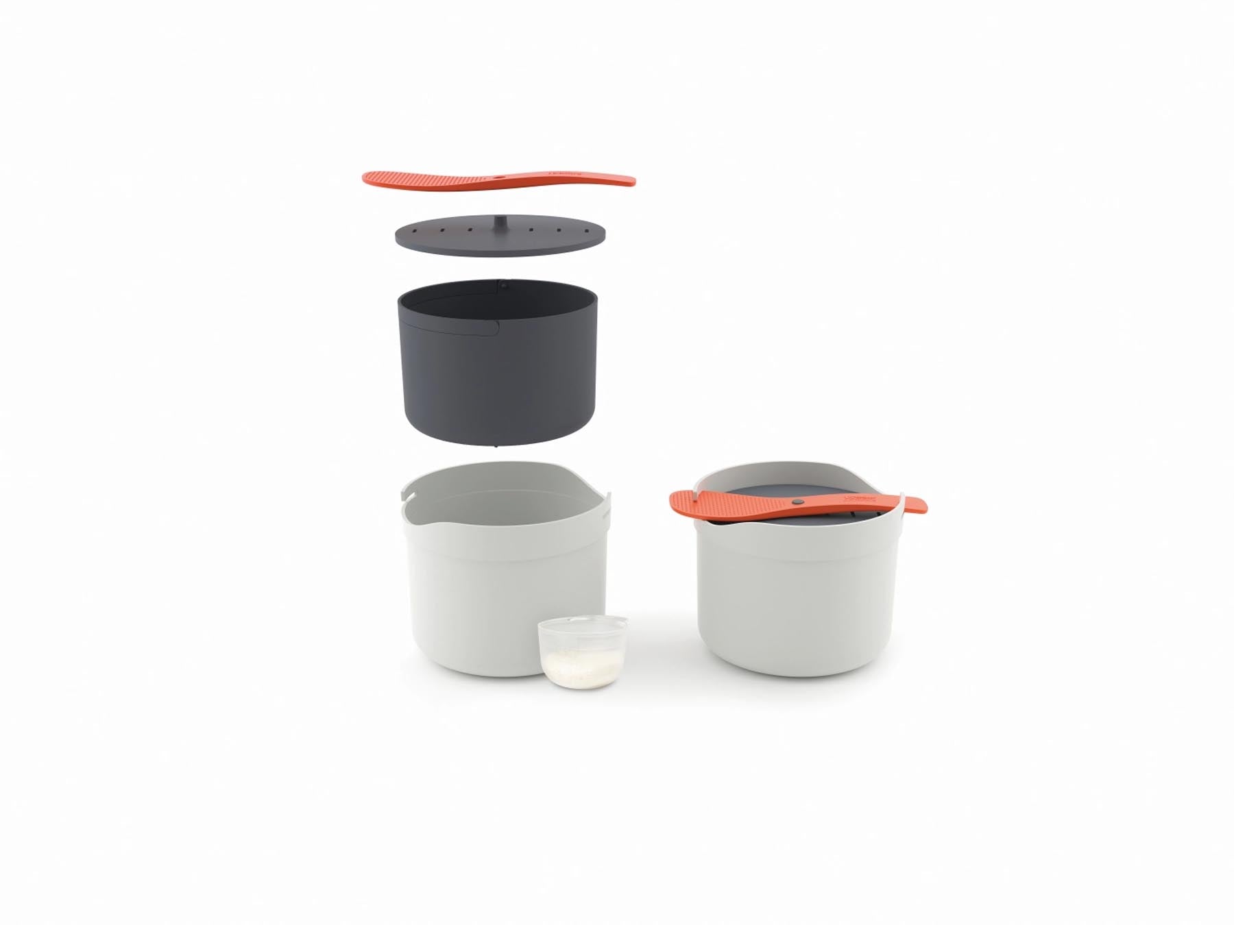 Moderner Reiskocher von Joseph Joseph in Grau und Orange, perfekt für die einfache Zubereitung von Reis und Beilagen in der Küche.