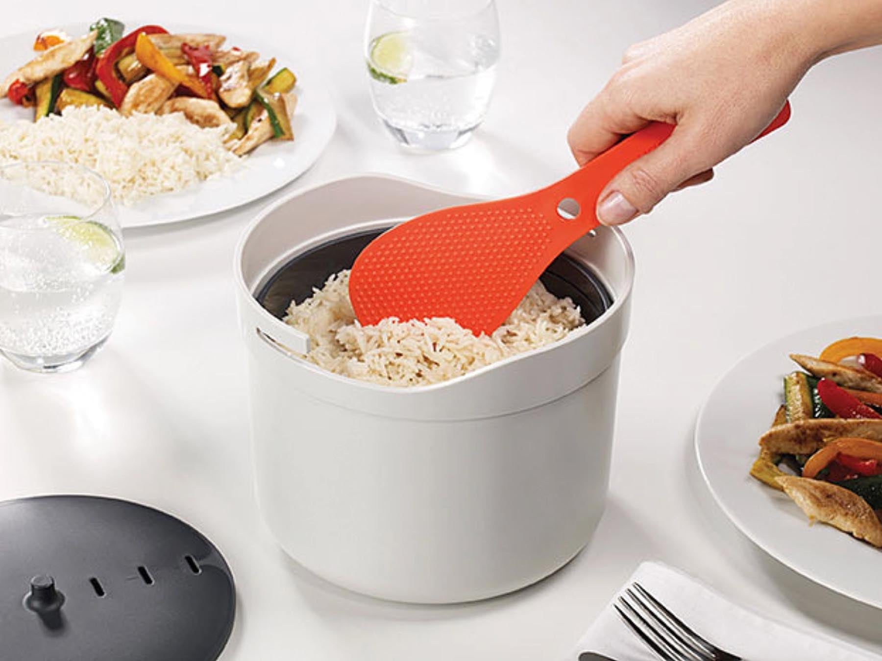 Stylischer M-Cuisine Reiskocher in Grau und Orange von Joseph Joseph, ideal für die mühelose Zubereitung von Reis und Beilagen.