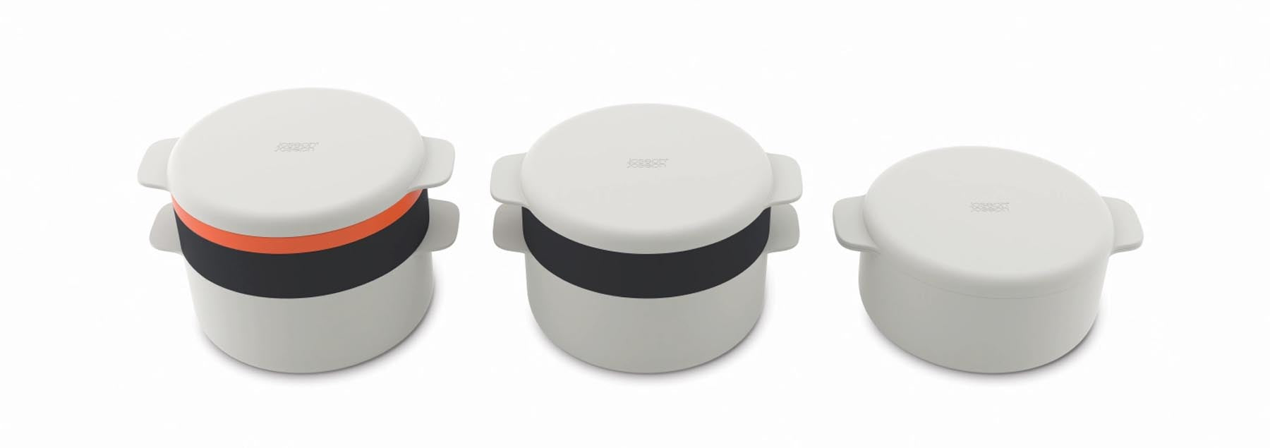 Stylisches 4-teiliges Mikrowellenkocher-Set in Grau und Orange von Joseph Joseph, perfekt für schnelles und einfaches Zubereiten von Speisen.