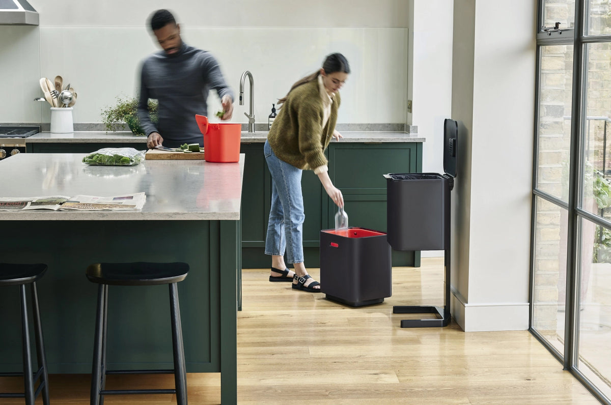 Totem Max 60L, carbon black in Schwarz präsentiert im Onlineshop von KAQTU Design AG. Mülleimer ist von Joseph Joseph