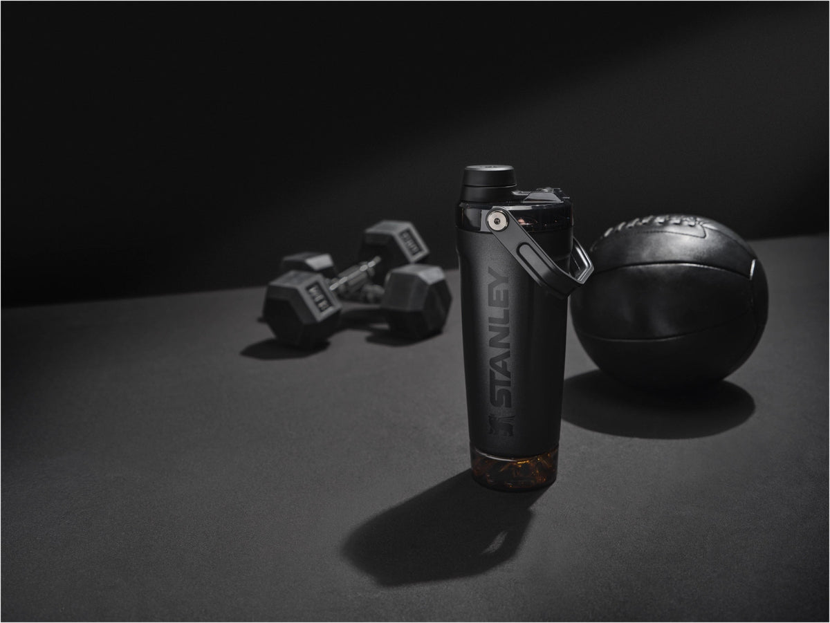 Vitalize Shaker 0.6l black 2.0 in Schwarz präsentiert im Onlineshop von KAQTU Design AG. Trinkflaschen ist von Stanley